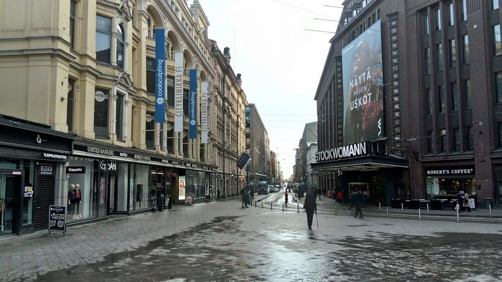 Jedna z głównych ulic Helsinek jest pusta