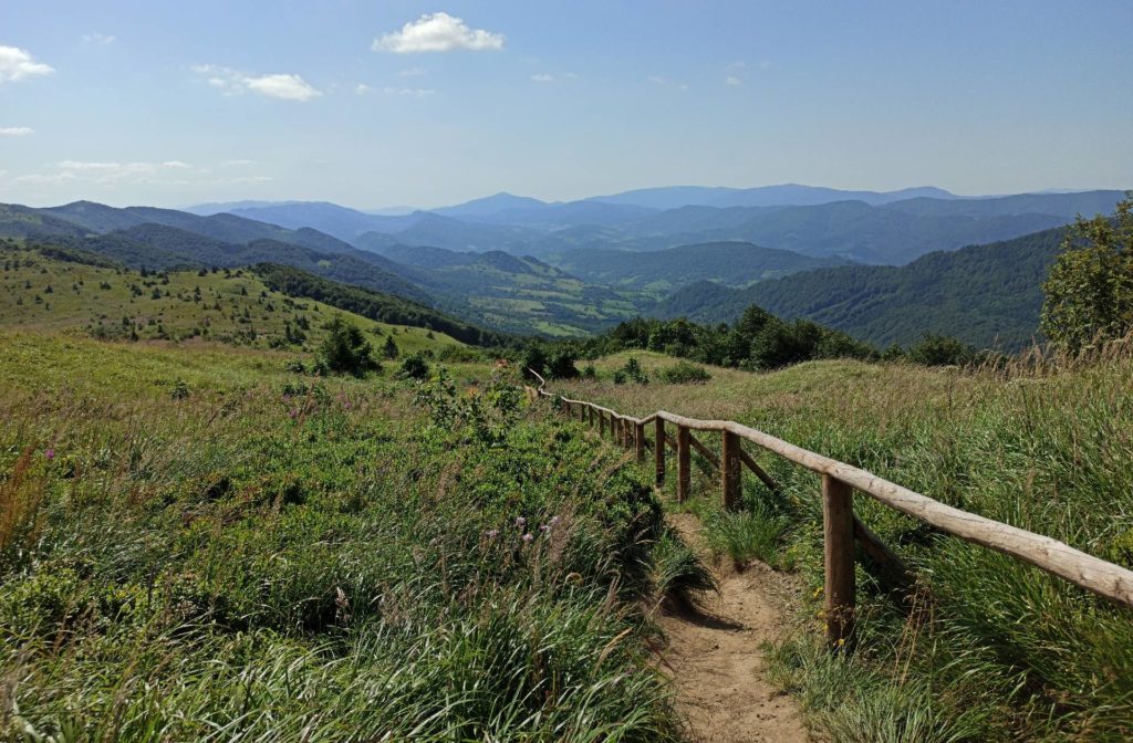 Widok na ukraińskie Bieszczady z podejścia na Rozsypaniec