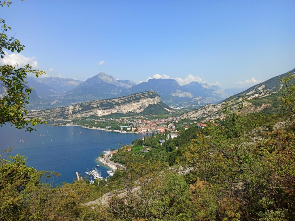 Widok na Torbole i Jezioro Garda ze szlaku Busatte-Tempesta